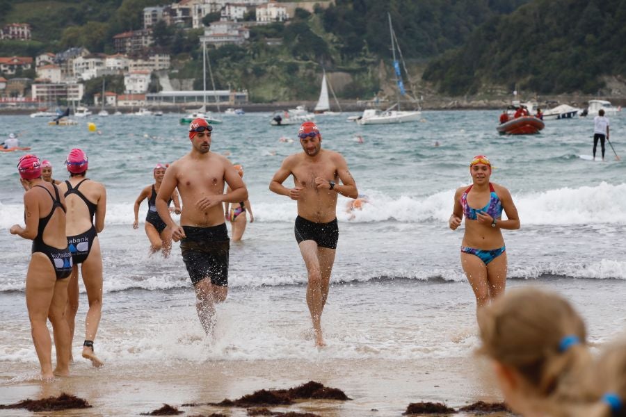 Se ha celebrado la quinta edición de 'Empresas que se mojan', una travesía a nado de un kilómetro que tiene lugar en la playa de la Concha.