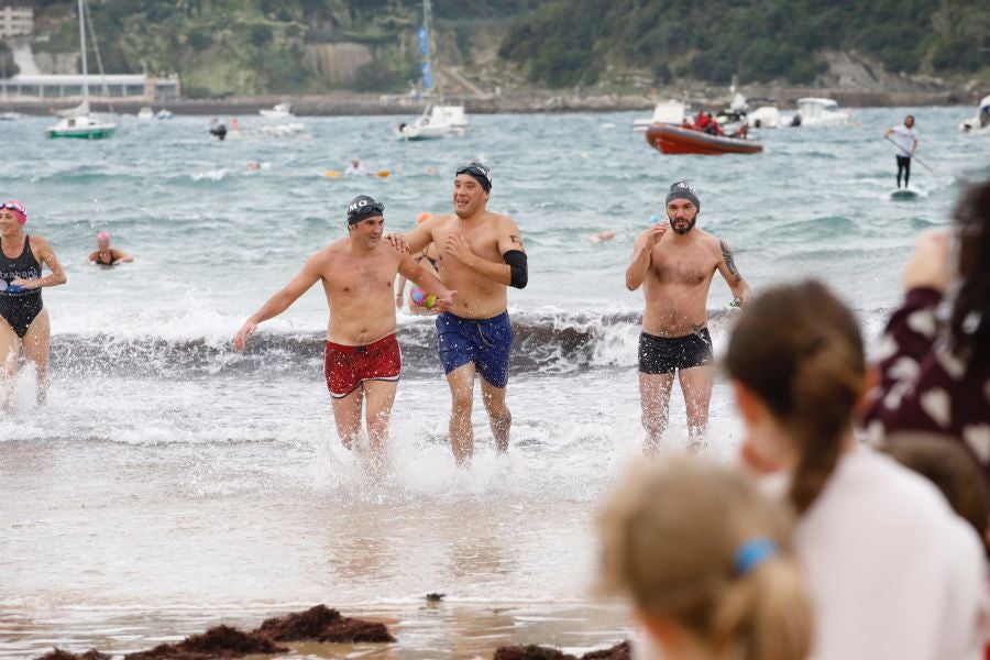 Se ha celebrado la quinta edición de 'Empresas que se mojan', una travesía a nado de un kilómetro que tiene lugar en la playa de la Concha.