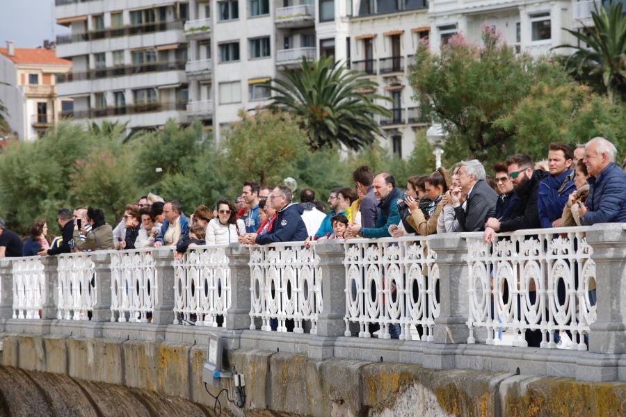 Se ha celebrado la quinta edición de 'Empresas que se mojan', una travesía a nado de un kilómetro que tiene lugar en la playa de la Concha.