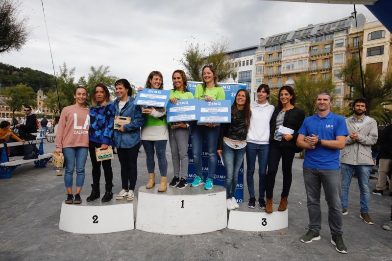 Se ha celebrado la quinta edición de 'Empresas que se mojan', una travesía a nado de un kilómetro que tiene lugar en la playa de la Concha.