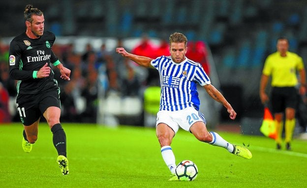 Una de cal y otra de arena. Kevin Rodrigues fue protagonista para bien y para mal, ayer en Anoeta. 