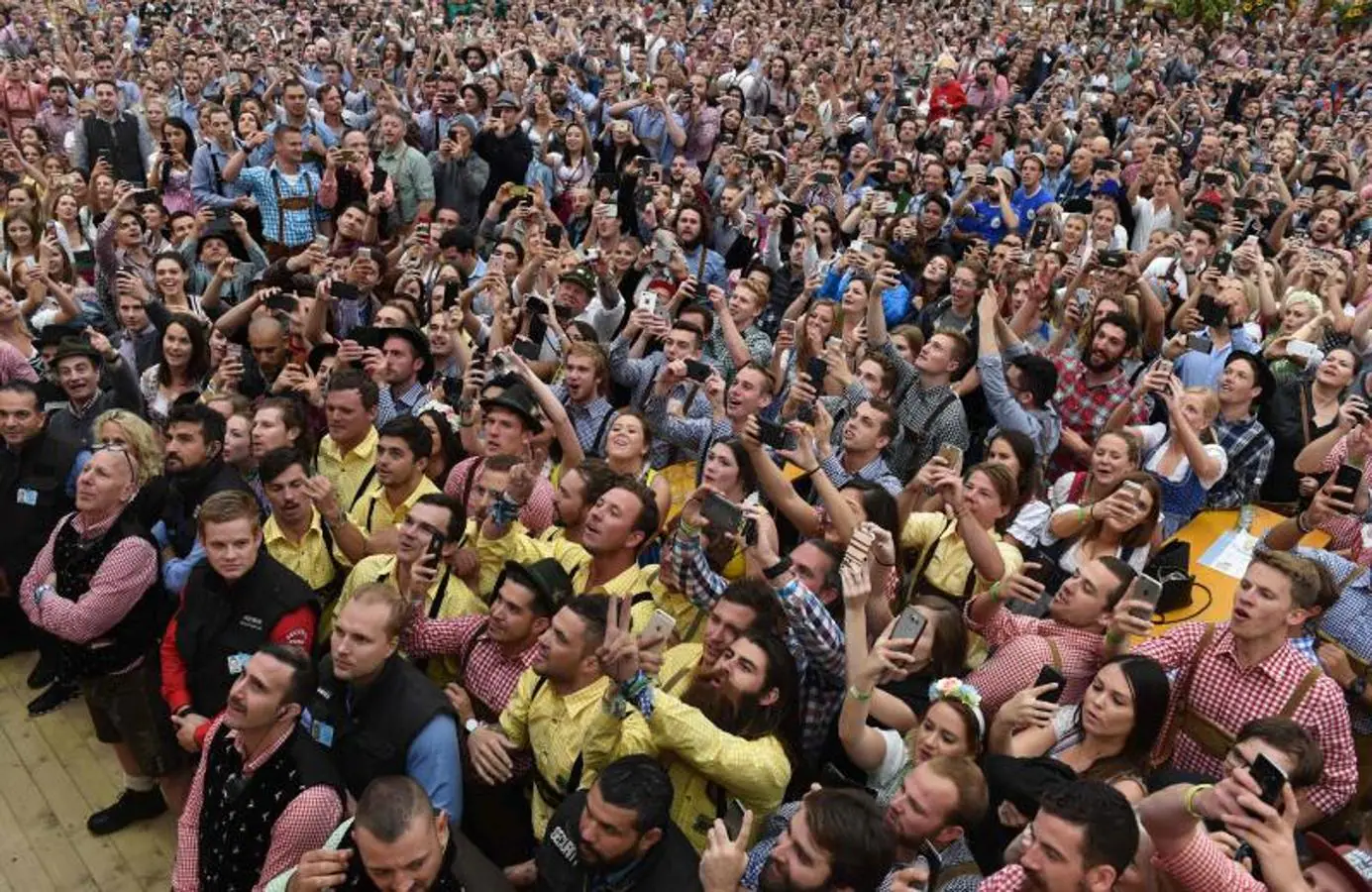 Como en otras ocasiones, el alcalde de la ciudad es el encargado de inaugurar el festival abriendo el primer barril de cerveza del día. Cientos de asistentes muestran su fidelidad al evento y acuden, aunque el tiempo no acompañe, al festival.