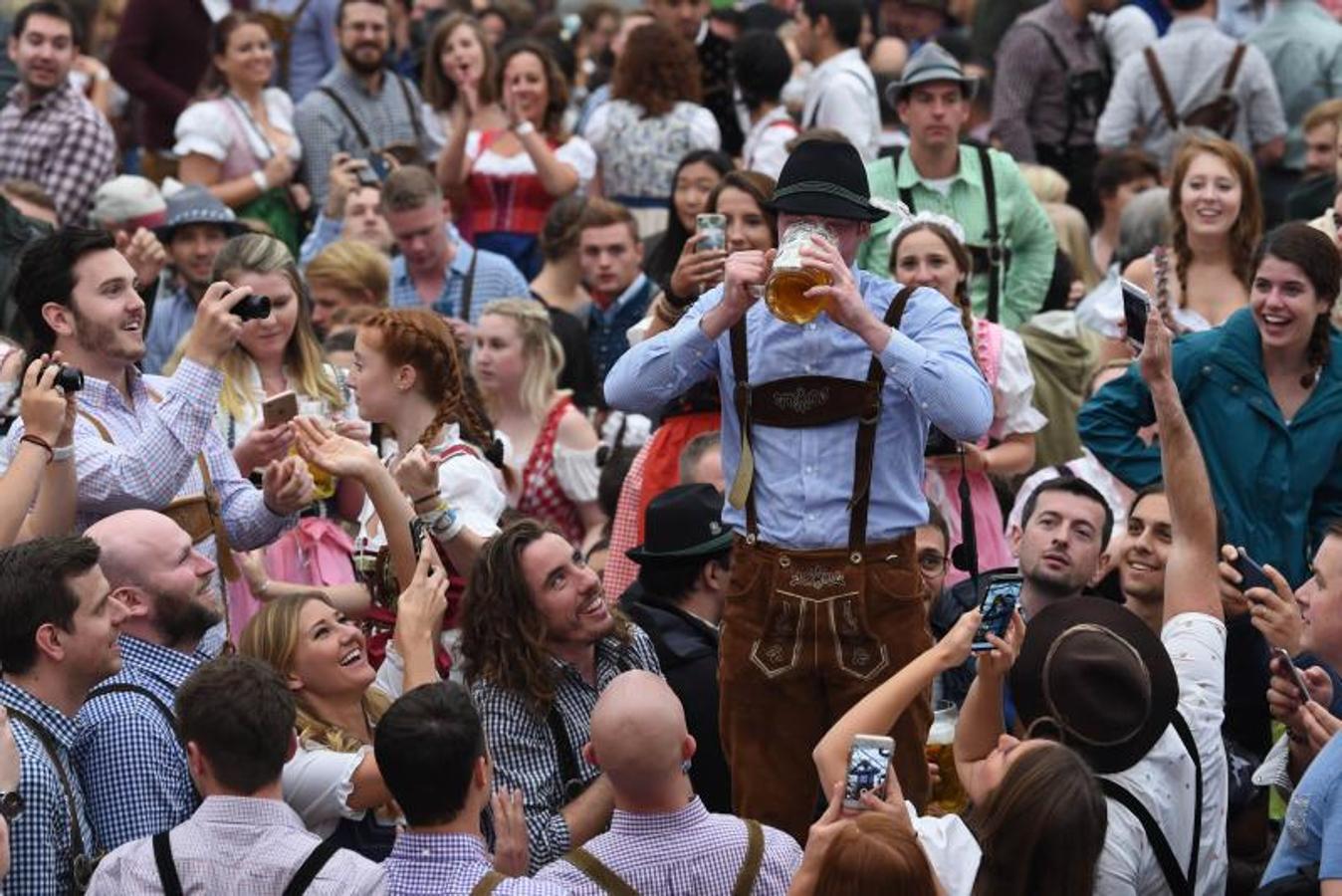 Como en otras ocasiones, el alcalde de la ciudad es el encargado de inaugurar el festival abriendo el primer barril de cerveza del día. Cientos de asistentes muestran su fidelidad al evento y acuden, aunque el tiempo no acompañe, al festival.