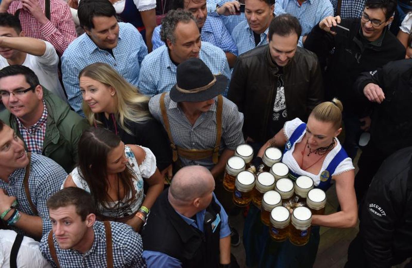 Como en otras ocasiones, el alcalde de la ciudad es el encargado de inaugurar el festival abriendo el primer barril de cerveza del día. Cientos de asistentes muestran su fidelidad al evento y acuden, aunque el tiempo no acompañe, al festival.