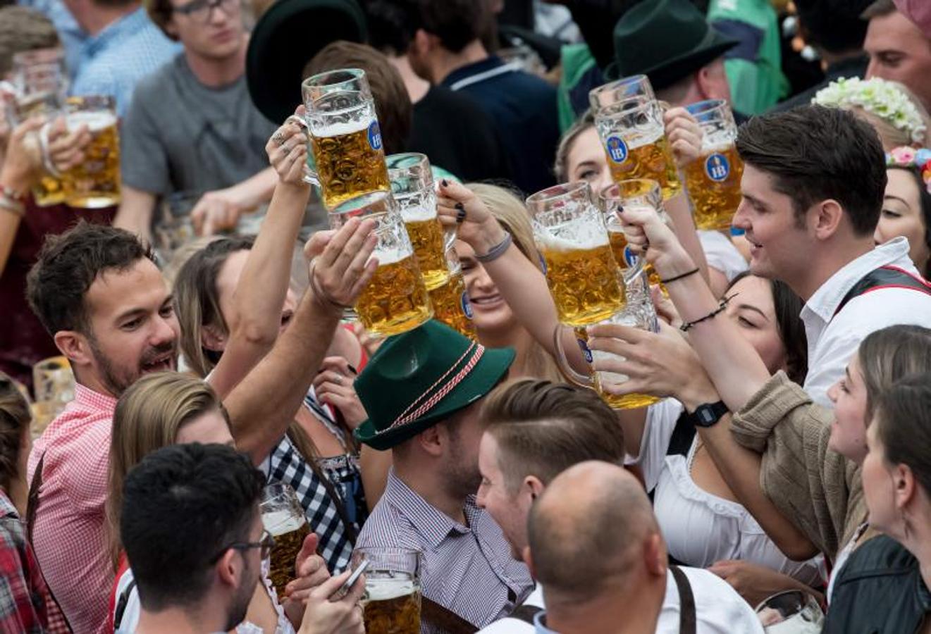 Como en otras ocasiones, el alcalde de la ciudad es el encargado de inaugurar el festival abriendo el primer barril de cerveza del día. Cientos de asistentes muestran su fidelidad al evento y acuden, aunque el tiempo no acompañe, al festival.