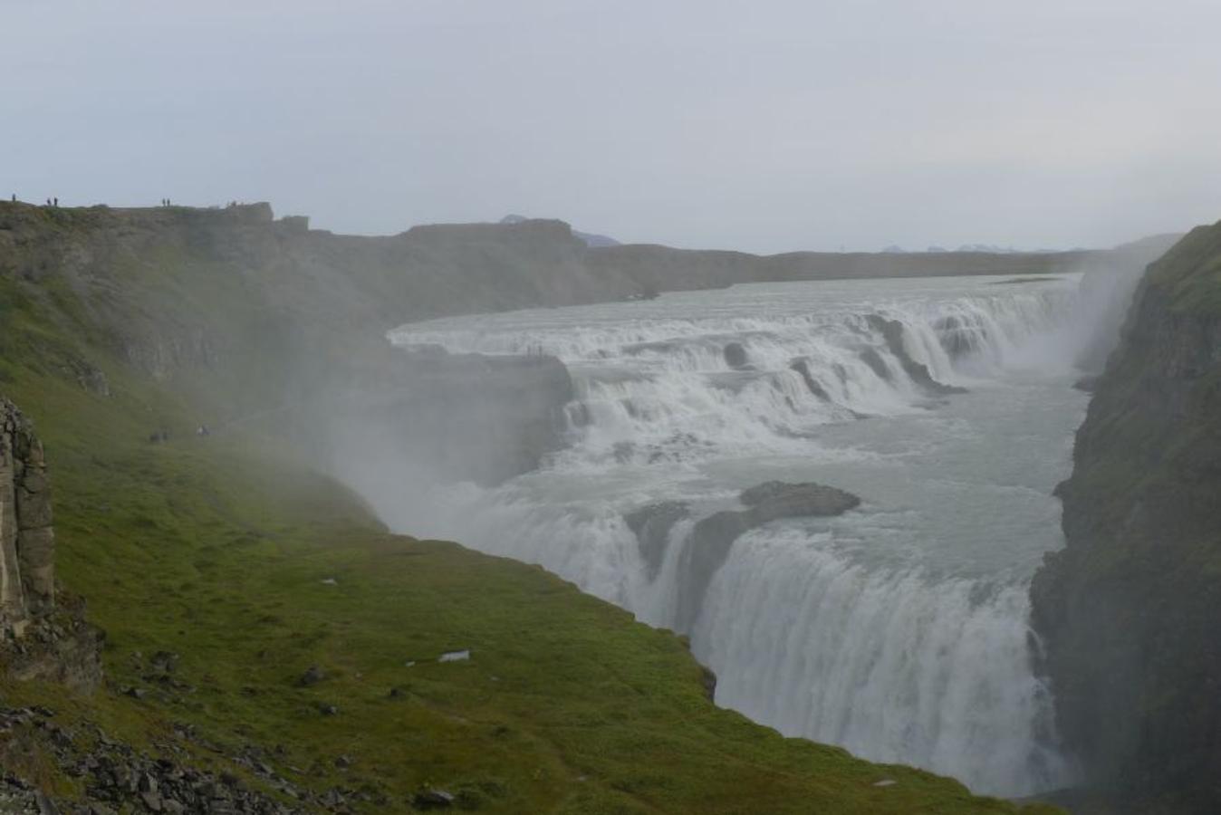 Esta ruta abarca tres puntos de interés a sólo 100 kilómetros de Reikiavick. El primero es el parque nacional de Pingvellir. Considerado patrimonio de la Unesco es el punto de encuentro de las placas continentales y sede del antiguo parlamento islandés. El segundo es Geysir, una de las atracciones más famosas de Islandia, un geiser en activo cuyo nombre ha dado denominación al resto de fenómenos naturales de este tipo. El paseo no es todo lo agradable que podríamos imaginar viendo las instantáneas porque en la zona se respira un intenso olor a azufre. El tercero es Gullfoss, la catarata más famosa de Islandia, cuya caída de 32 metros que sortea rocas antes de precipitarse por un estrecho barranco la hace única.