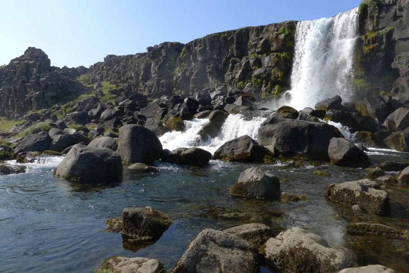 Esta ruta abarca tres puntos de interés a sólo 100 kilómetros de Reikiavick. El primero es el parque nacional de Pingvellir. Considerado patrimonio de la Unesco es el punto de encuentro de las placas continentales y sede del antiguo parlamento islandés. El segundo es Geysir, una de las atracciones más famosas de Islandia, un geiser en activo cuyo nombre ha dado denominación al resto de fenómenos naturales de este tipo. El paseo no es todo lo agradable que podríamos imaginar viendo las instantáneas porque en la zona se respira un intenso olor a azufre. El tercero es Gullfoss, la catarata más famosa de Islandia, cuya caída de 32 metros que sortea rocas antes de precipitarse por un estrecho barranco la hace única.