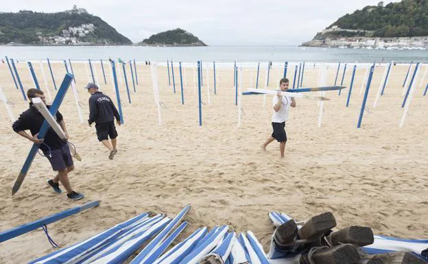 Este lunes se han retirado de las playas donostiarras los toldos y las sillas, como preludio del fin de la temporada de verano.