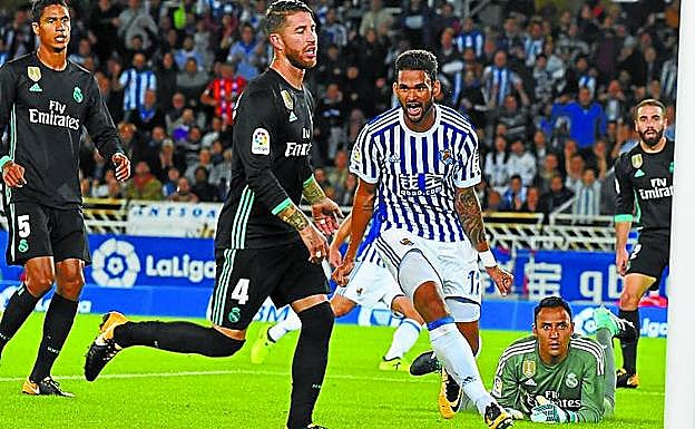 Willian José celebra el gol de Kevin. 