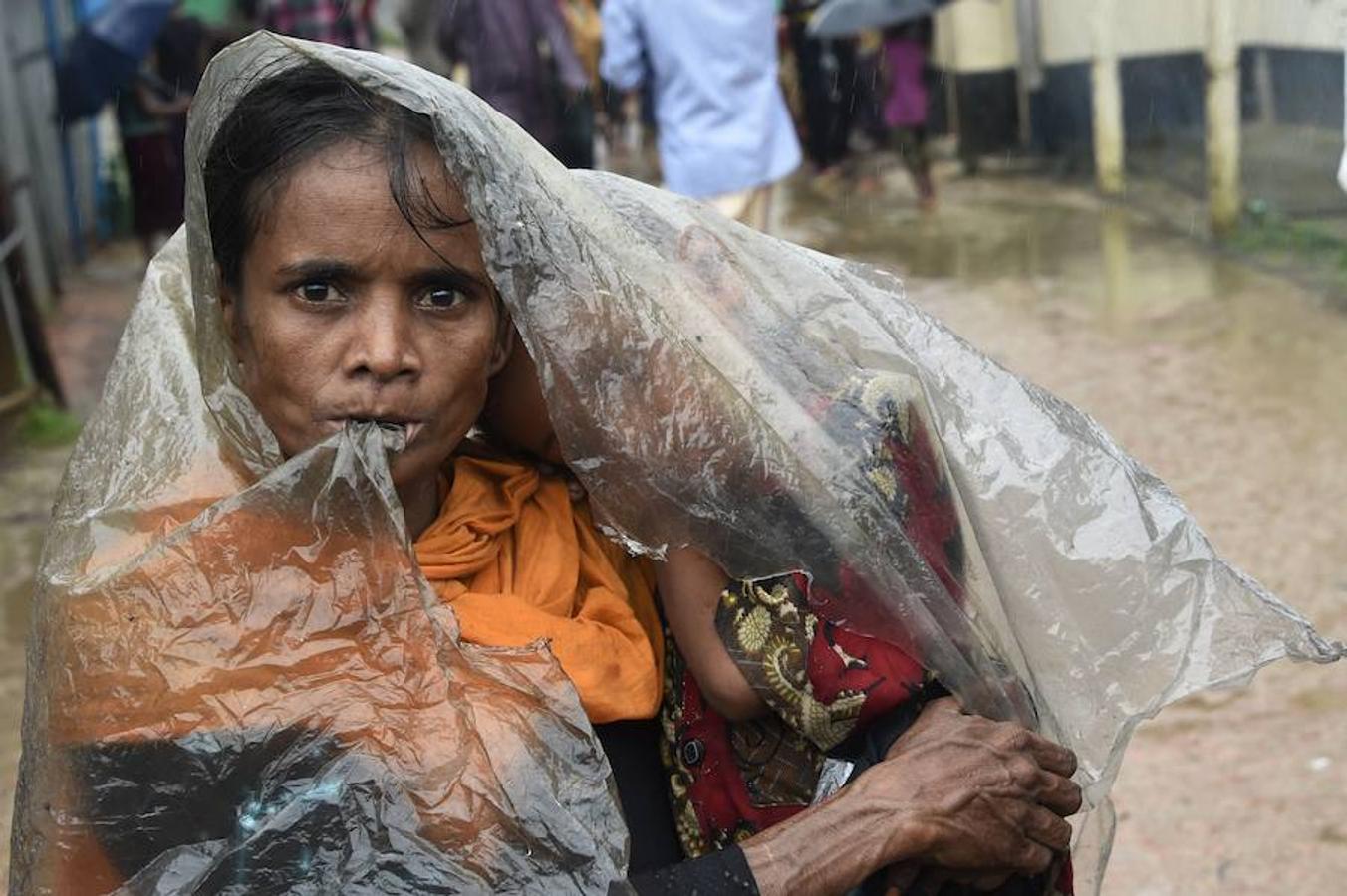 Más de 420.000 refugiados han llegado a Bangladés huyendo de la persecución por parte del ejércido de Myanmar sumergidos en el hambre, las enfermedades y la violencia. Son los rohinyá, una minoria musulmana que pertenece a un país de mayoria budista. La mayor parte de los refugiados son niños que llegan desacompañados y mujeres.