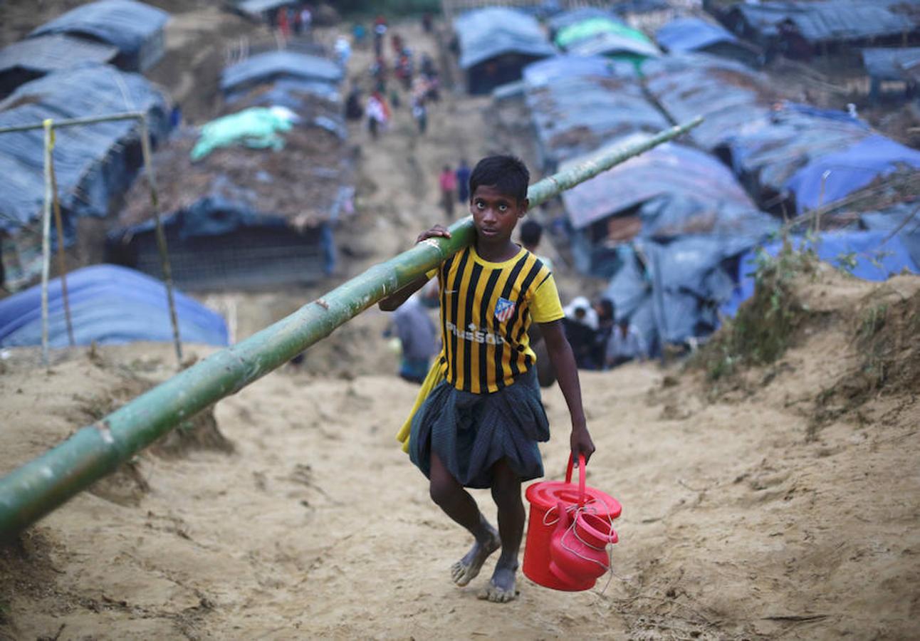 Más de 420.000 refugiados han llegado a Bangladés huyendo de la persecución por parte del ejércido de Myanmar sumergidos en el hambre, las enfermedades y la violencia. Son los rohinyá, una minoria musulmana que pertenece a un país de mayoria budista. La mayor parte de los refugiados son niños que llegan desacompañados y mujeres.