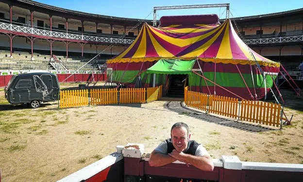 El actor Iker Galartza, frente a la carpa de circo que ha instalado en el interior de la plaza de toros.