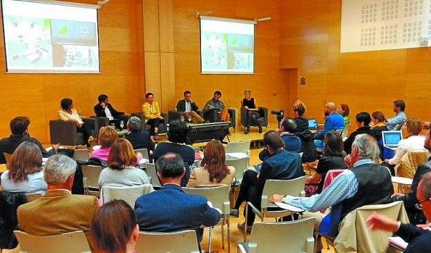 Primera de las mesas redondas del Irun Open Innovation de ayer.