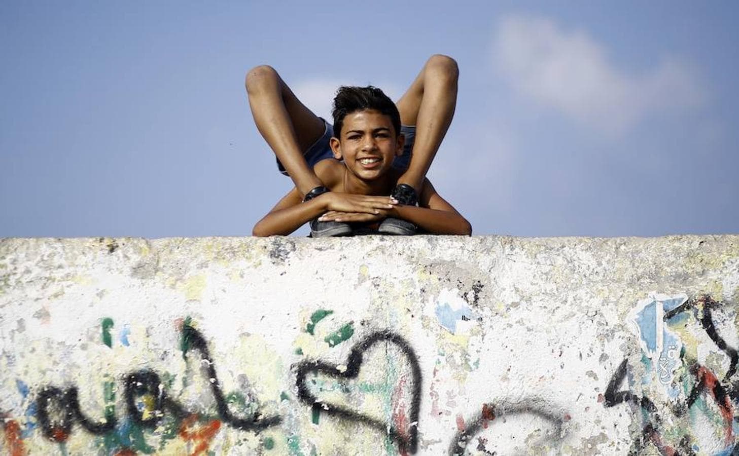 Yousef Al-Bahtini, un niño palestino de 12 años, intentará conseguir el récord Guinness World en velocidad recorriendo 20 metros contorsionado. Mientras tanto, muestra sus habilidades en la playa de la ciudad de Gaza. Al-Bahtini actualmente espera el permiso para viajar a Jordania, donde intentará superar el reto.
