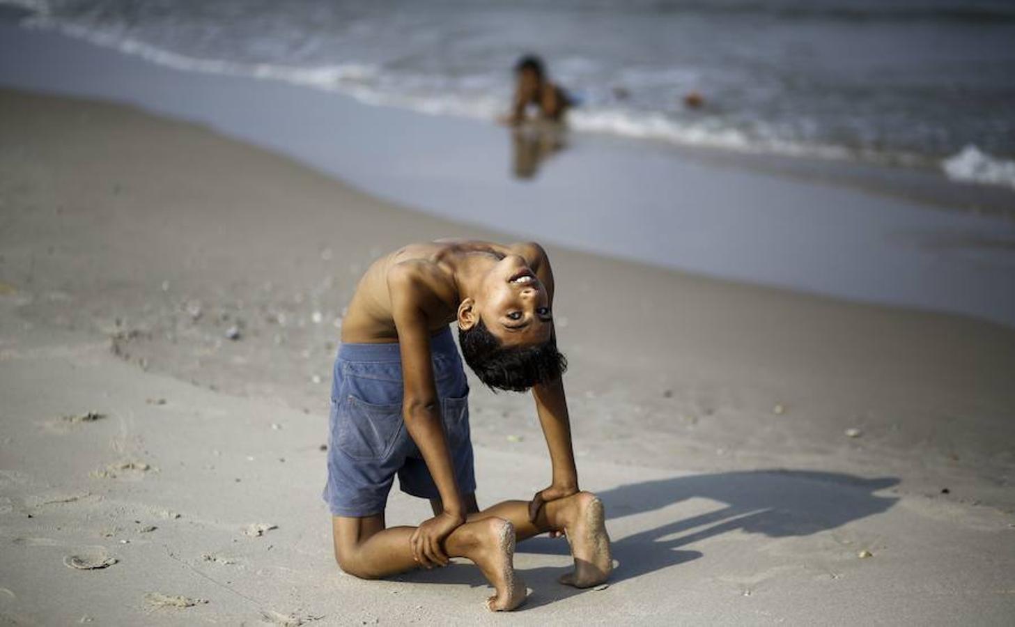 Yousef Al-Bahtini, un niño palestino de 12 años, intentará conseguir el récord Guinness World en velocidad recorriendo 20 metros contorsionado. Mientras tanto, muestra sus habilidades en la playa de la ciudad de Gaza. Al-Bahtini actualmente espera el permiso para viajar a Jordania, donde intentará superar el reto.
