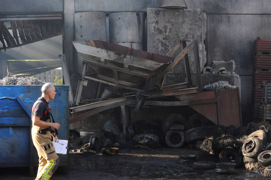 Un incendio ha destrozado este miércoles un pabellón de la empresa eibarresa Hierros Servando situado en el polígono Goitondo de Mallabia. A pesar de tratarse de un fuego espectacular, no hubo que lamentar daños personales dado que los empleados de la nave calcinada pudieron abandonar su lugar de trabajo al alzarse la voz de alarma. 