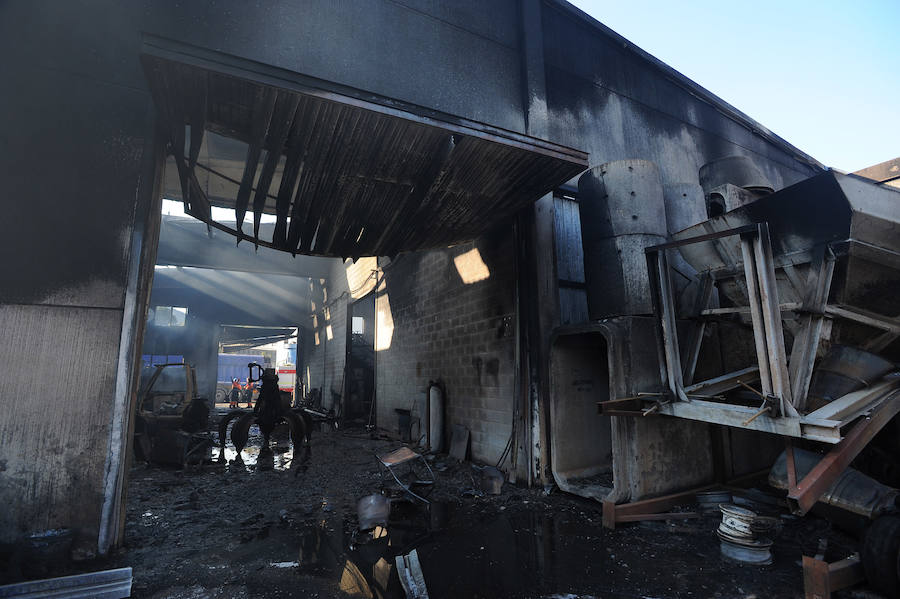 Un incendio ha destrozado este miércoles un pabellón de la empresa eibarresa Hierros Servando situado en el polígono Goitondo de Mallabia. A pesar de tratarse de un fuego espectacular, no hubo que lamentar daños personales dado que los empleados de la nave calcinada pudieron abandonar su lugar de trabajo al alzarse la voz de alarma. 