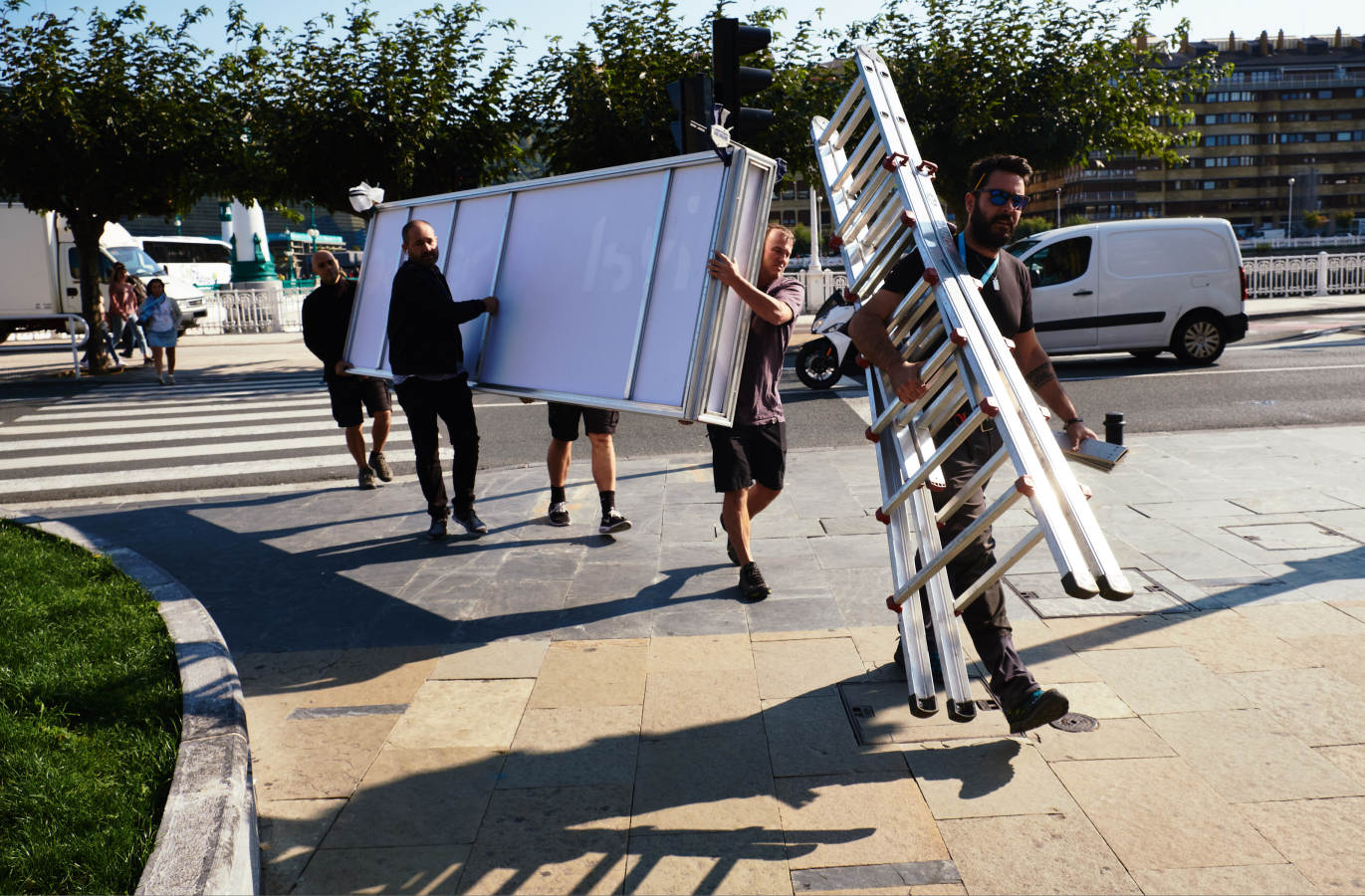 Las primeras estrellas que se desfilarán por la alfombra roja ya han puesto un pie en San Sebastián mientras la ciudad se pone a punto