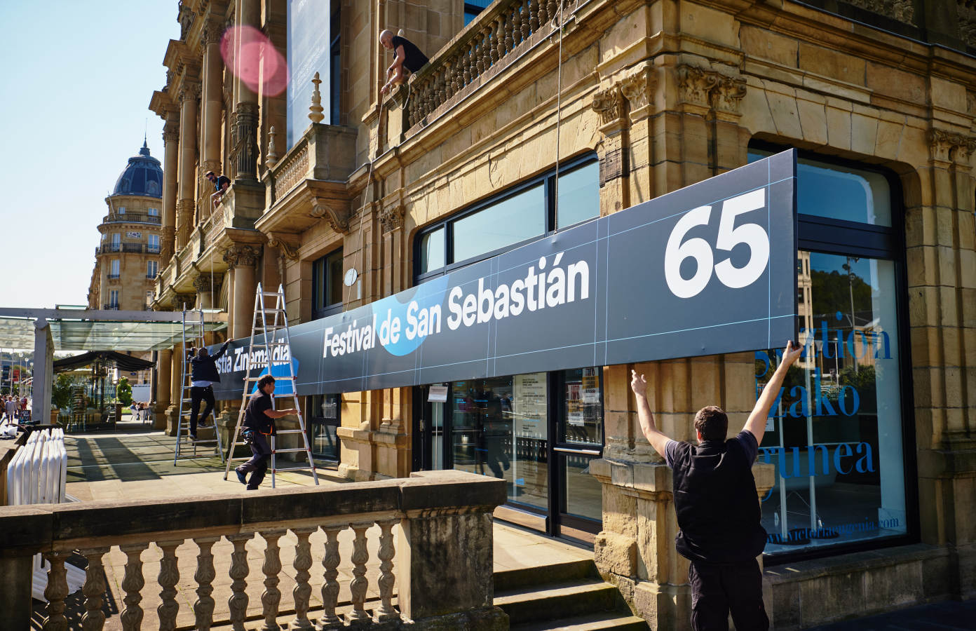 Las primeras estrellas que se desfilarán por la alfombra roja ya han puesto un pie en San Sebastián mientras la ciudad se pone a punto