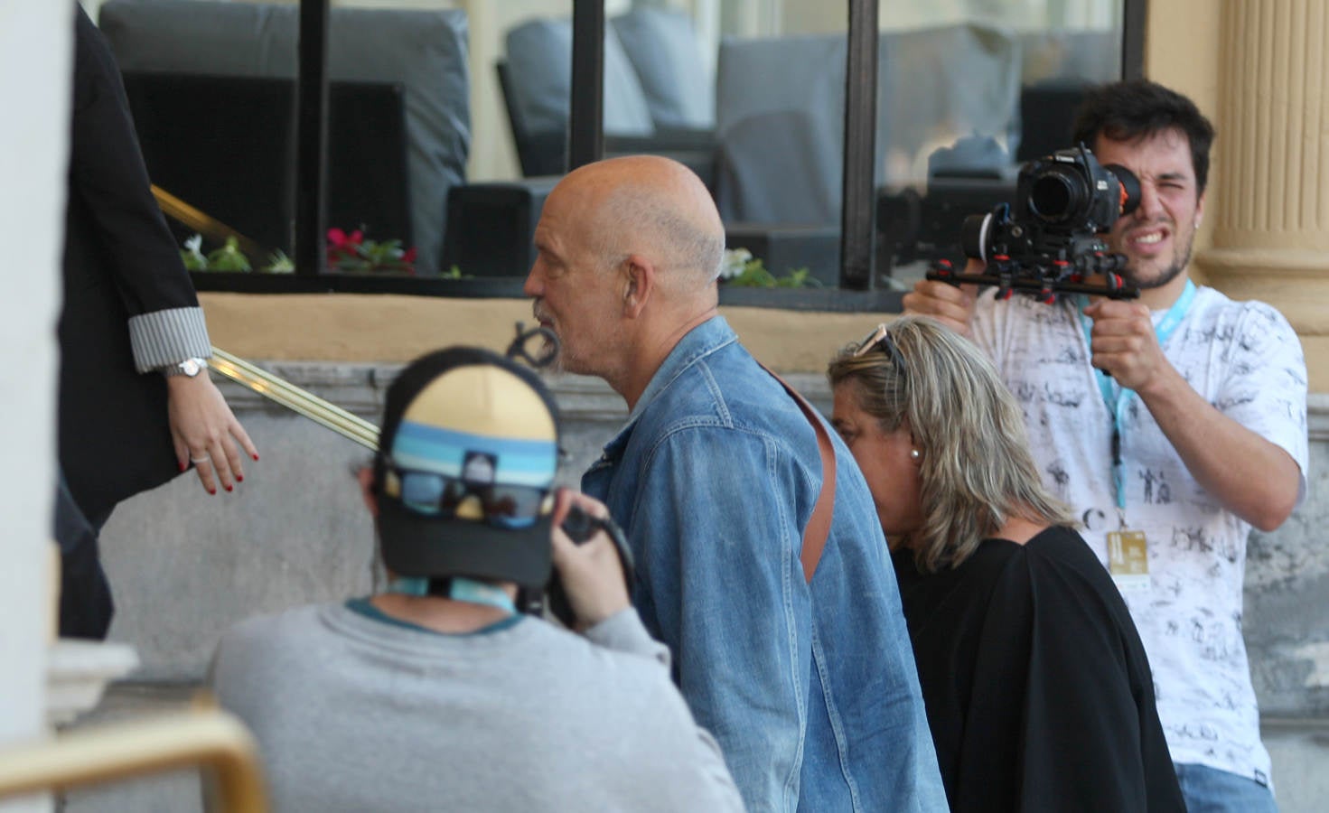 Las primeras estrellas que se desfilarán por la alfombra roja ya han puesto un pie en San Sebastián mientras la ciudad se pone a punto