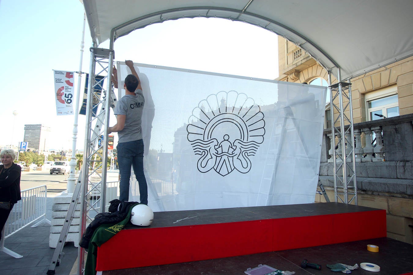 Las primeras estrellas que se desfilarán por la alfombra roja ya han puesto un pie en San Sebastián mientras la ciudad se pone a punto