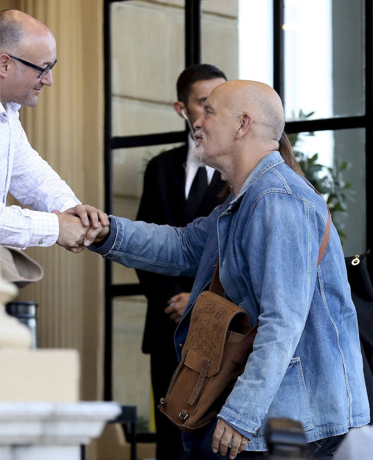 Las primeras estrellas que se desfilarán por la alfombra roja ya han puesto un pie en San Sebastián mientras la ciudad se pone a punto