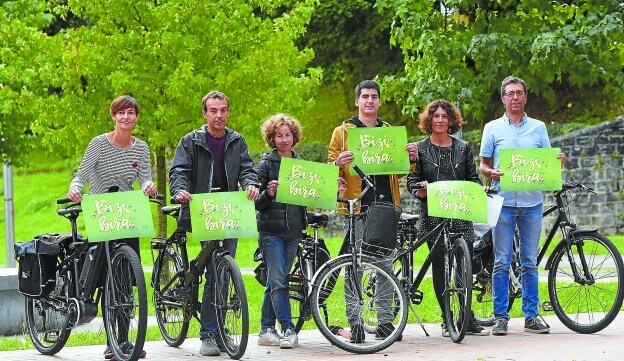 Representantes de los ayuntamientos de Tolosa e Ibarra y Tolosaldea Garatzen en la presentación de Bizibira en Zumardi Handia.