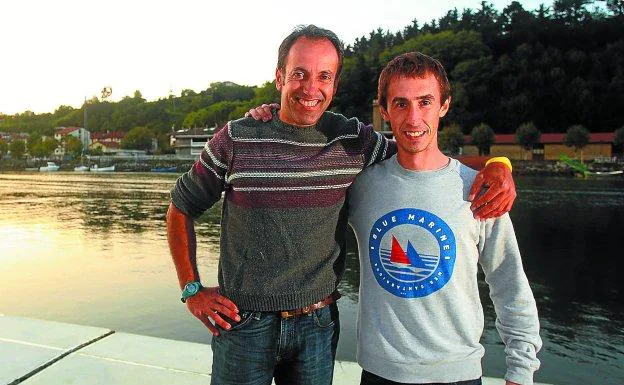 Jon Salsamendi y Gorka Aranberri sonríen en el pantalán del Arraunetxe de Orio, con las aguas del Oria a su espalda.