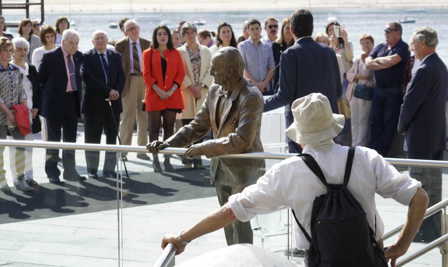 Colocada una estatua de Vicente Zaragüeta en las escaleras del Aquarium