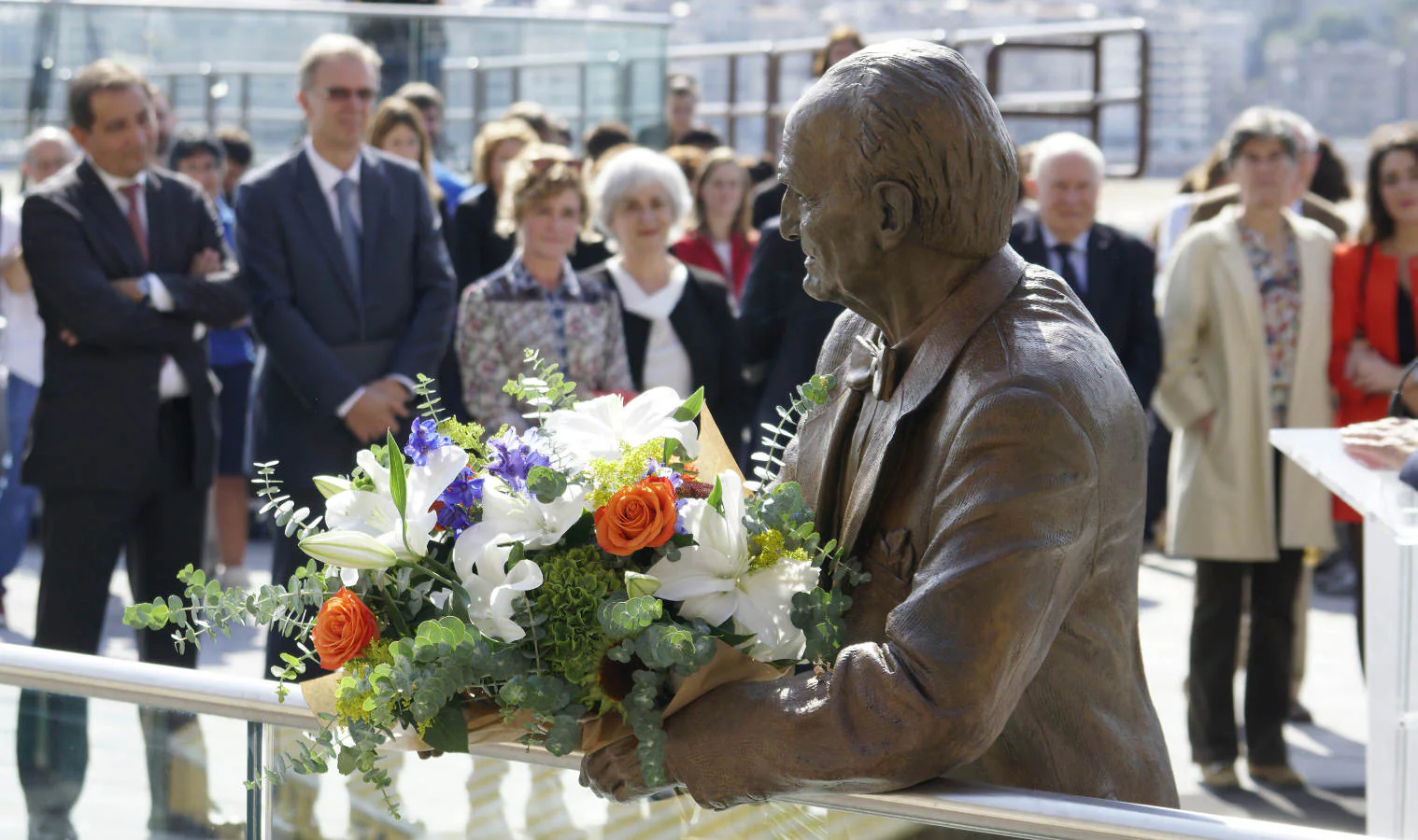 Colocada una estatua de Vicente Zaragüeta en las escaleras del Aquarium