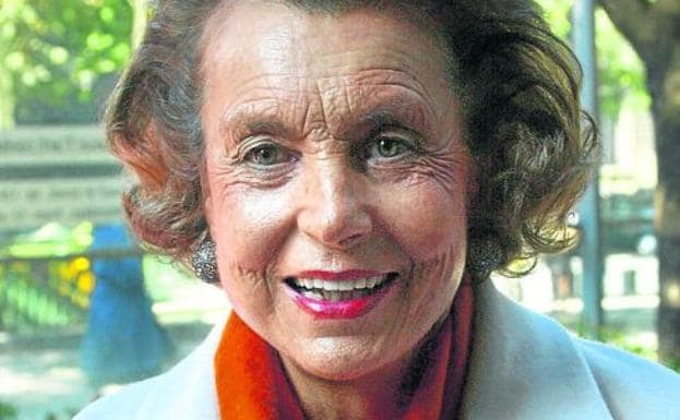 Liliane Bettencourt, con su marido André en 1973. Abajo, hace quince años en París. 