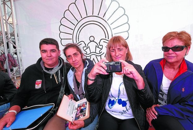 Iker Elduain, Amaia Galarreta, Mari Cruz Etxeburua y Marian Alonso, amigos y residentes en la entrada del María Cristina.