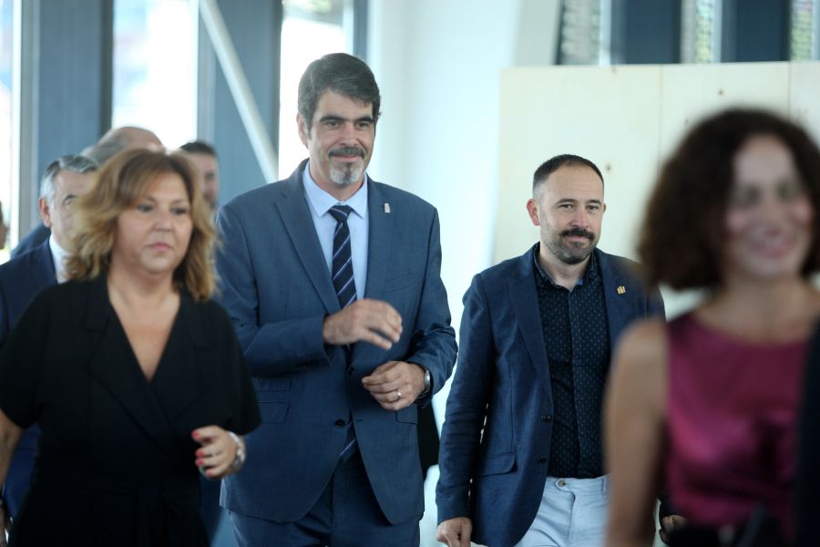 Antonio Banderas ha recibido este mediodía el Premio Nacional de Cinematografía en un concurridísimo acto celebrado en el prisma de Tabakalera, al que han asistido representantes institucionales y compañeros de profesión del director, productor e intérprete malagueño. 