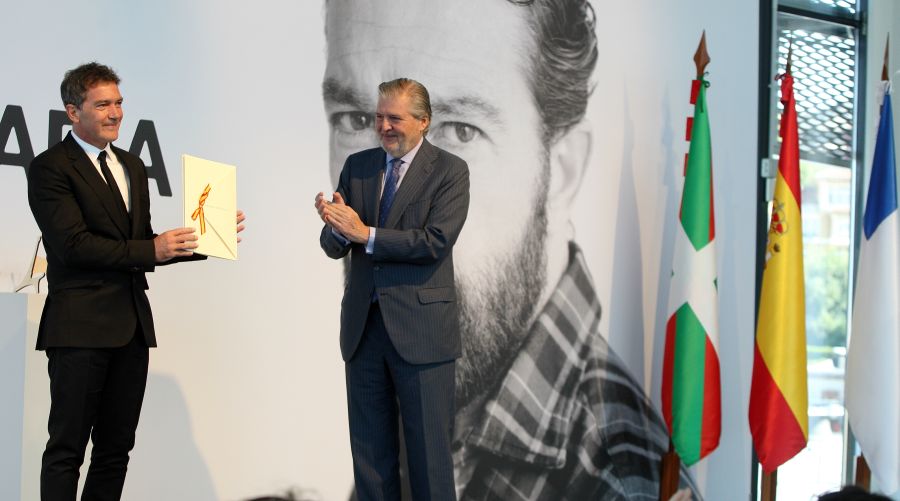 Antonio Banderas ha recibido este mediodía el Premio Nacional de Cinematografía en un concurridísimo acto celebrado en el prisma de Tabakalera, al que han asistido representantes institucionales y compañeros de profesión del director, productor e intérprete malagueño. 