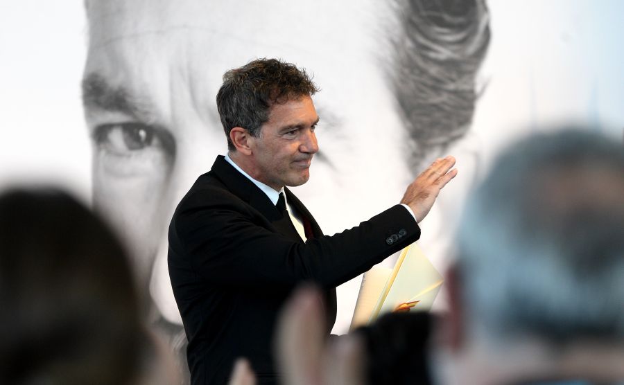 Antonio Banderas ha recibido este mediodía el Premio Nacional de Cinematografía en un concurridísimo acto celebrado en el prisma de Tabakalera, al que han asistido representantes institucionales y compañeros de profesión del director, productor e intérprete malagueño. 