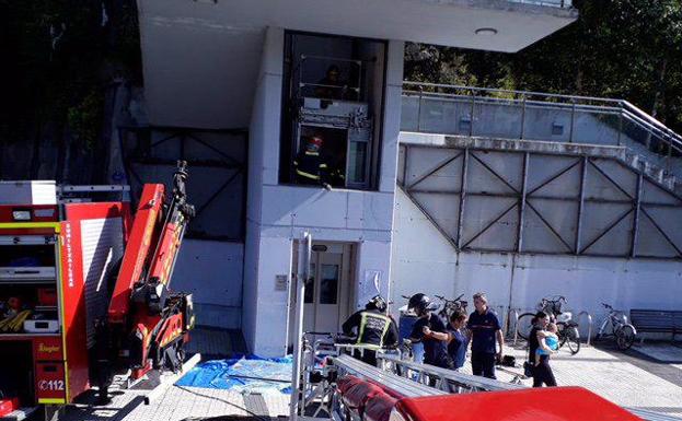 Cinco personas rescatadas de un elevador público entre dos calles de Donostia