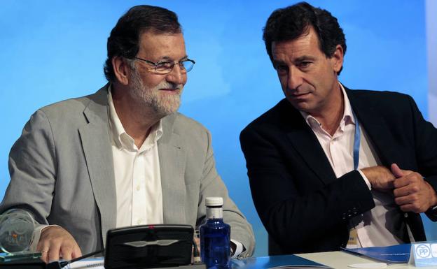 Mariano Rajoy (izq.).