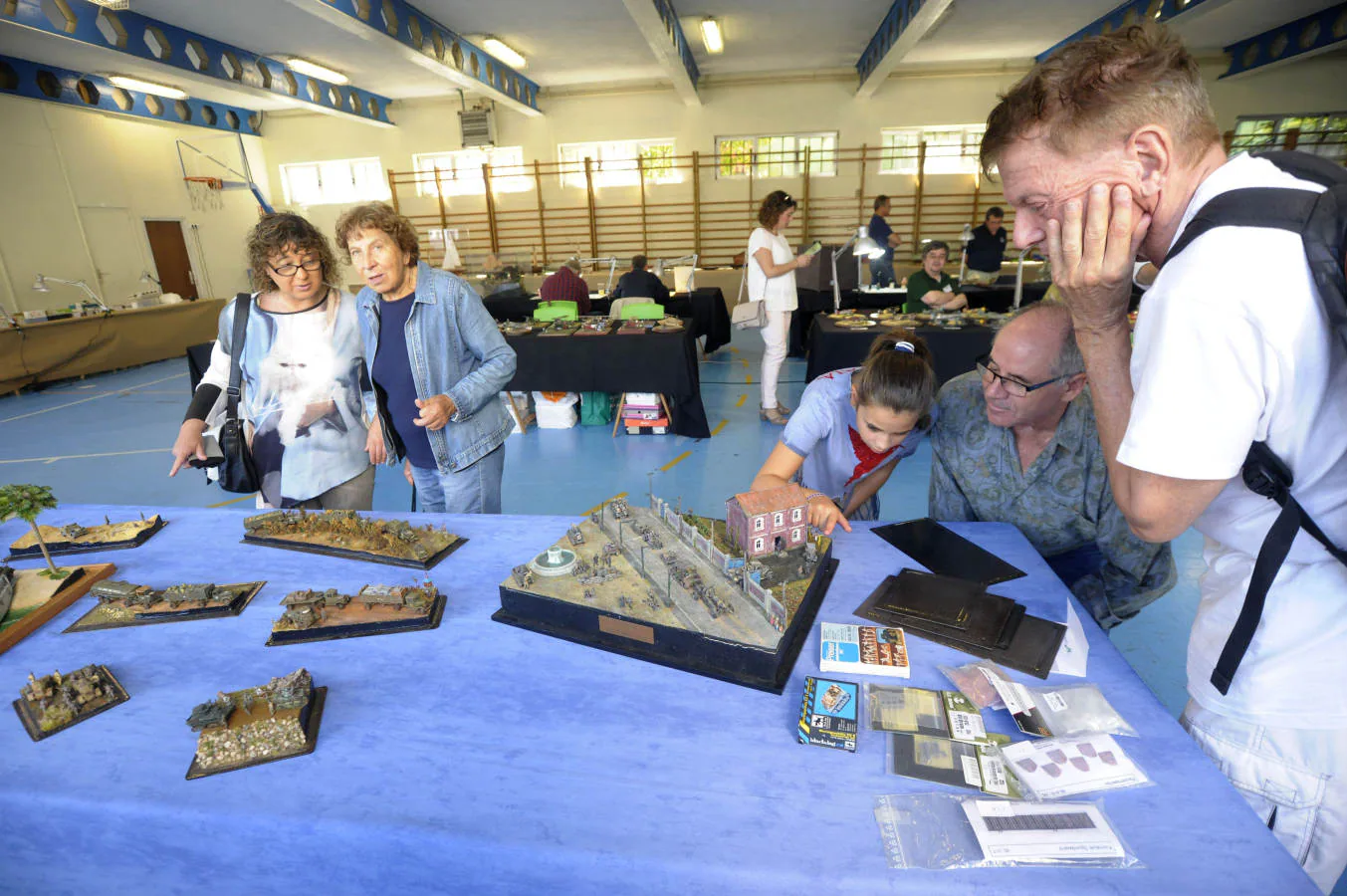 Figuras de aviación, vehículos militares y civiles en miniatura, barcos, maquetas estáticas, personajes históricos, de ciencia ficción y fantasía, drones y ferrocarriles son solo algunos de los ejemplos de modelismo estático se exopnene en el colegio Mundaiz. 