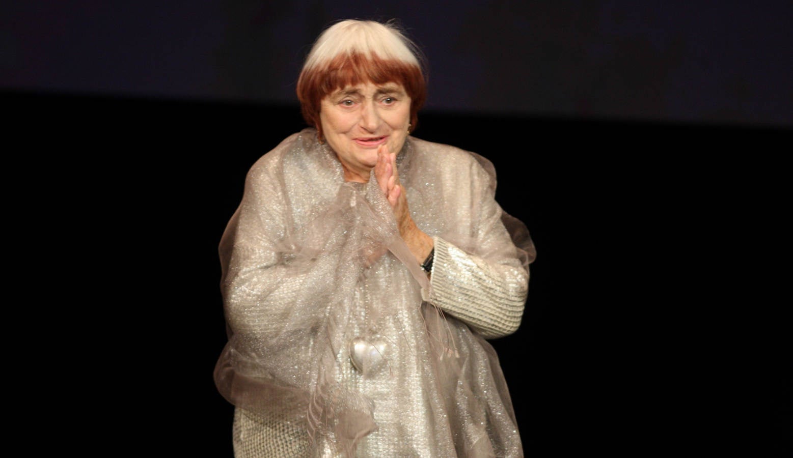 La directora belga Agnès Varda ha recibido, este domingo por la tarde, el primer Premio Donostia de la 65 edición del Festival de Cine de San Sebastián. «Es un premio que dan a gente con éxito comercial, me siento la primera premiada marginal», ha señalado al recoger el galardón.