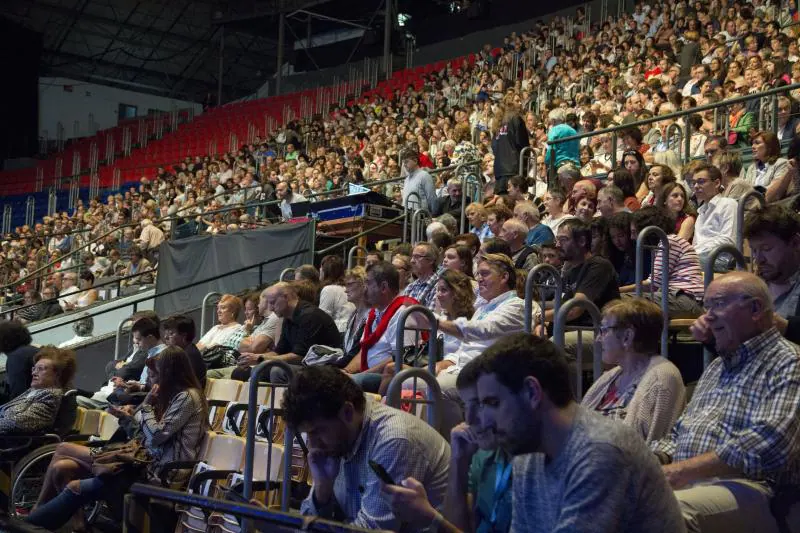 La Orquesta Sinfónica de Euskadi ha actuado, dentro del 65 Festival de Cine de San Sebastián, en el Velódromo.