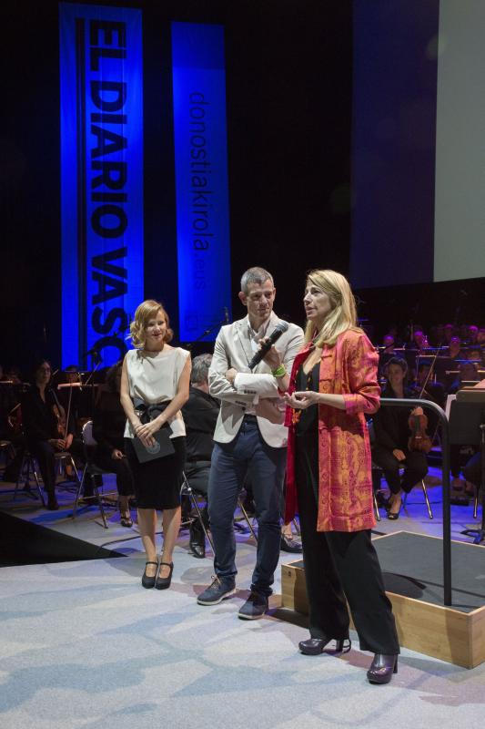 La Orquesta Sinfónica de Euskadi ha actuado, dentro del 65 Festival de Cine de San Sebastián, en el Velódromo.