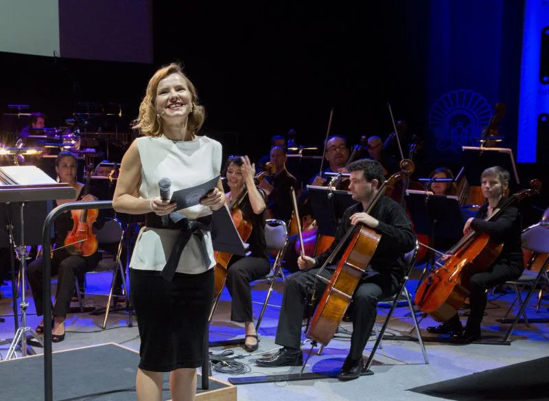 La Orquesta Sinfónica de Euskadi ha actuado, dentro del 65 Festival de Cine de San Sebastián, en el Velódromo.
