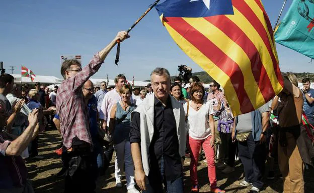 El lehendakari, Iñigo Urkullu, debajo de una bandera catalana.