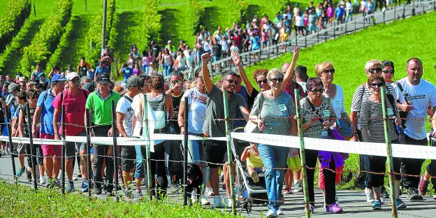 Jende-ilara luzea ibilbidearen erdian, Murgialdaiko mahastiaren ondoan.