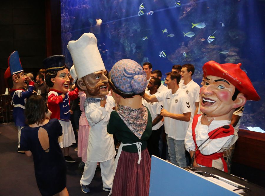 El Gipuzkoa Basket ha realizado su presentación oficial con un alegre encuentro en el Aquarium de San Sebastián