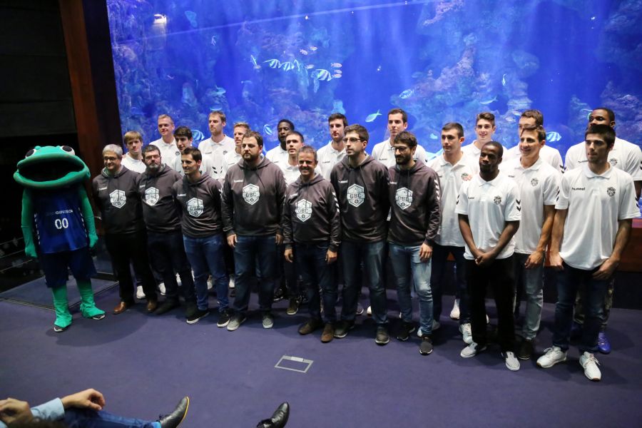El Gipuzkoa Basket ha realizado su presentación oficial con un alegre encuentro en el Aquarium de San Sebastián