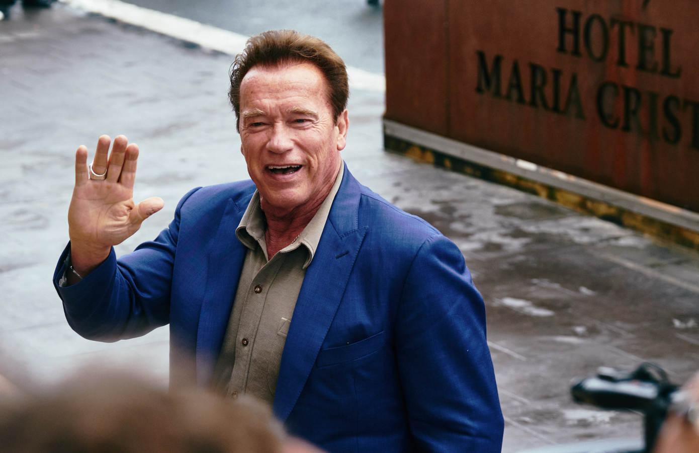 Arnold Schwarzenegger ha llegado a las once y media de la mañana al Victoria Eugenia vestido con chaqueta azul, pantalón negro y deportivas.