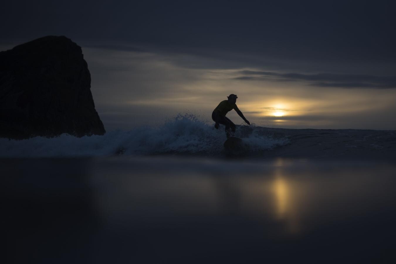 Así ha sido la sesión nocturna de los Lofoten Masters 2017, la competición de surf más septentrional del mundo realizada en la bahía de Unstad, Noruega, en el círculo ártico,.