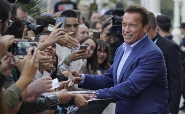 Arnold Schwarzenegger saluda en San Sebastián. 