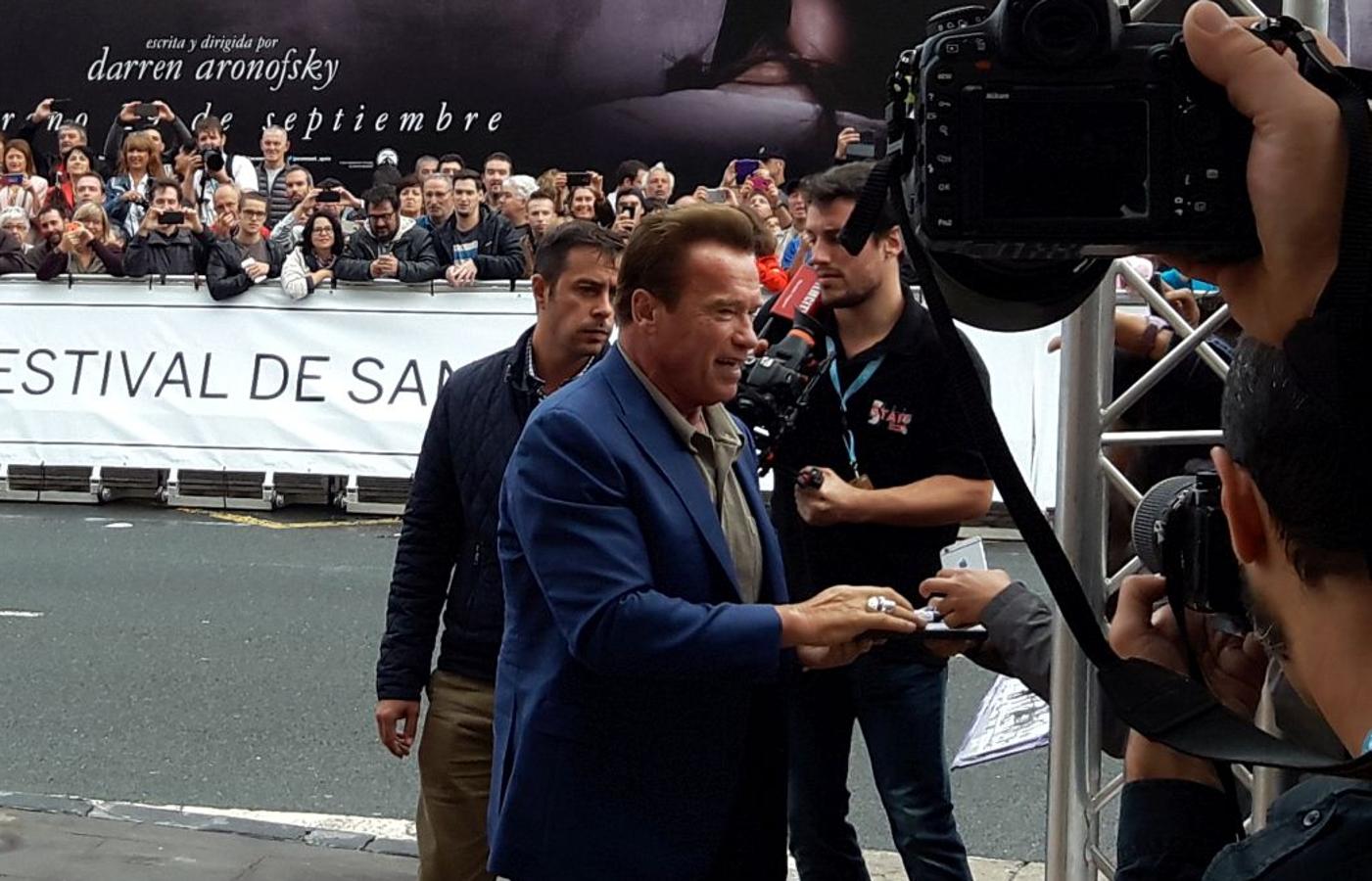 Arnold Schwarzenegger ha llegado a las once y media de la mañana al Victoria Eugenia vestido con chaqueta azul, pantalón negro y deportivas.